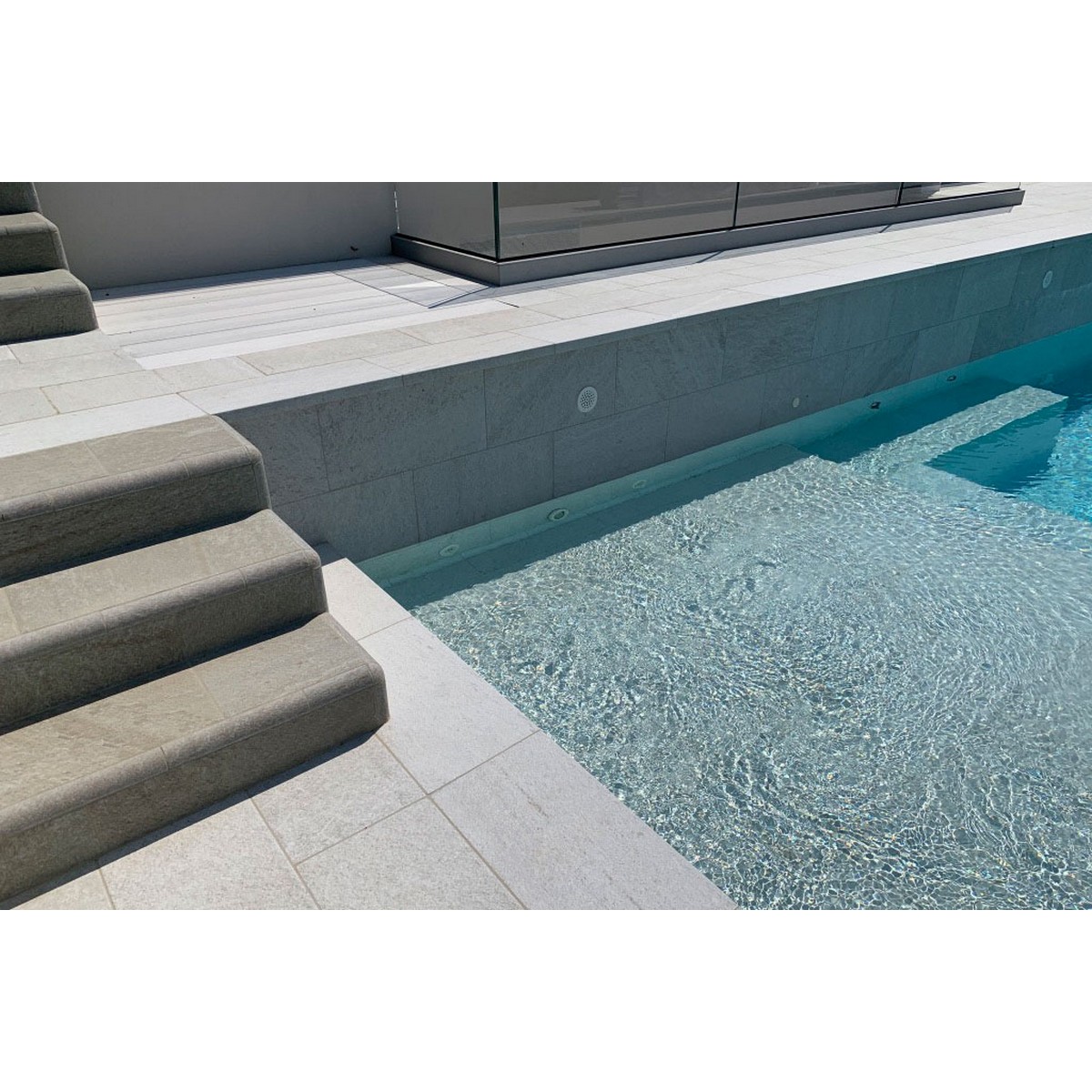 Fotografía de ambiente de la Bordes de piscina Serena Bianco